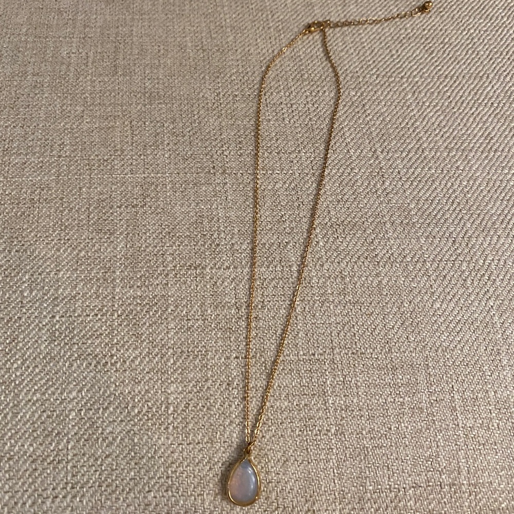 White/gold pendant necklace